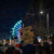Demo gegen die AfD und Rechtsextreme, viele Menschen auf der Straße, beleuchtetes Riesenrad.