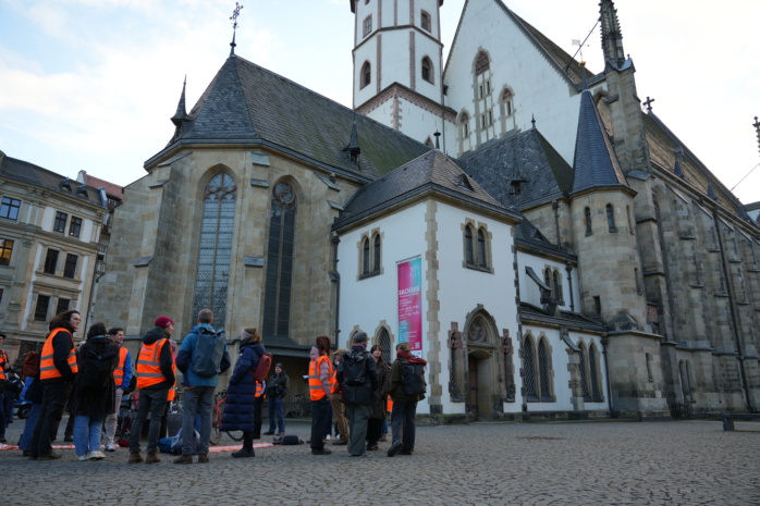 Mehrere Personen vor einem Kirchengebäude