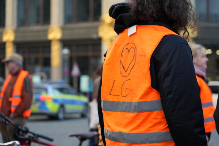 Orangefarbene Warnweste mit der Aufschrift "I love LG"
