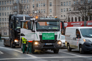 LKW mit einem Banner auf der „Schnauze“.