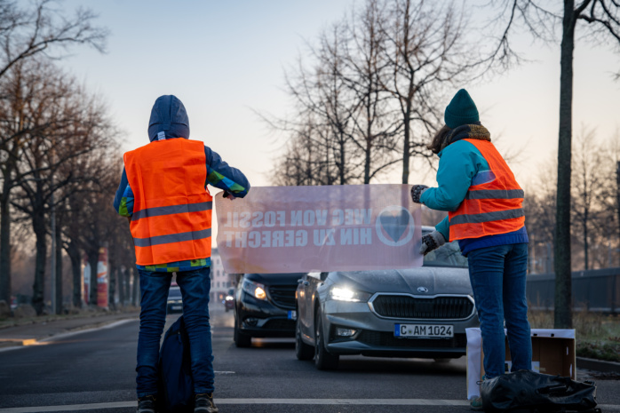 Das Bild zeigt den Protest der "Letzten Generation" am 10. Januar 2024 in Leipzig nahe Stadion auf der Jahnallee