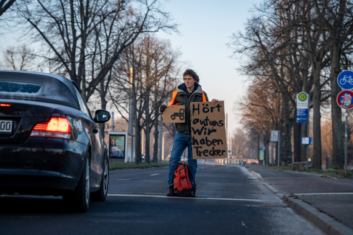 Das Bild zeigt den Protest der "Letzten Generation" am 10. Januar 2024 in Leipzig nahe Stadion auf der Jahnallee