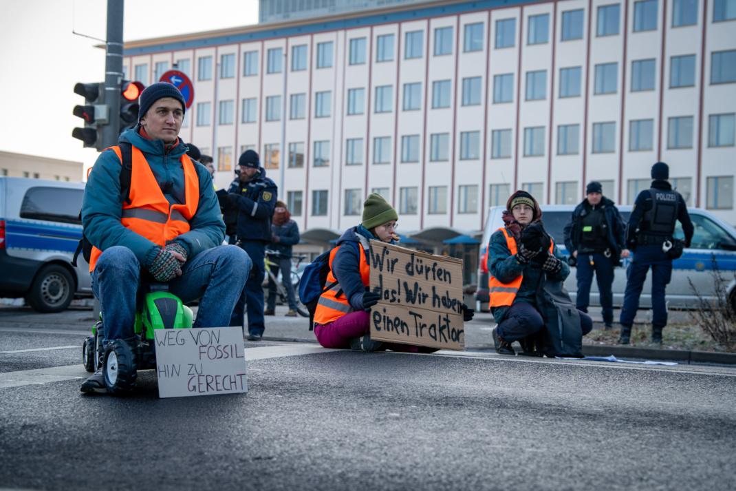 Das Bild zeigt den Protest der "Letzten Generation" am 10. Januar 2024 in Leipzig nahe Stadion auf der Jahnallee