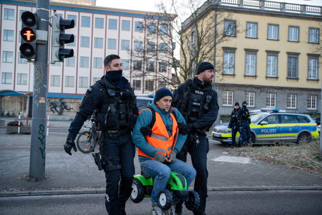 Das Bild zeigt den Protest der "Letzten Generation" am 10. Januar 2024 in Leipzig nahe Stadion auf der Jahnallee