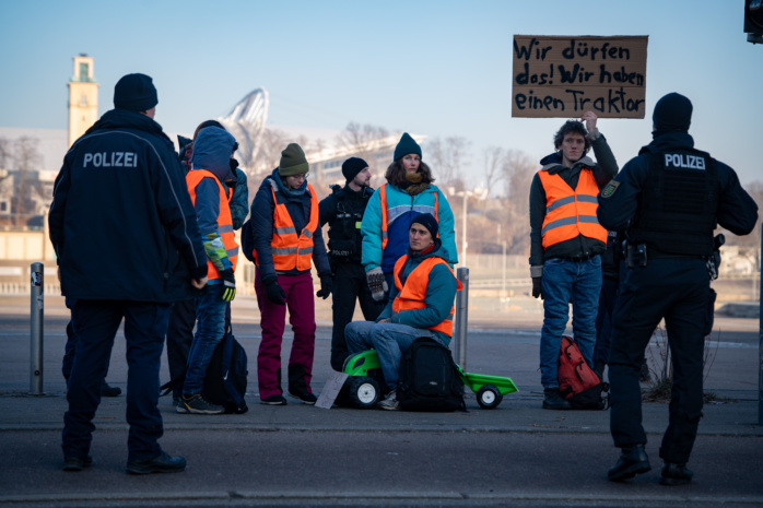 Das Bild zeigt den Protest der "Letzten Generation" am 10. Januar 2024 in Leipzig nahe Stadion auf der Jahnallee