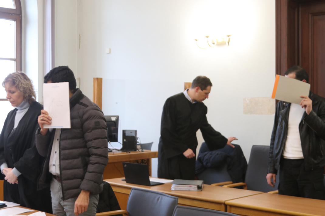 Gerichtsaal, Angeklagte und Anwälte.