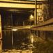 Überschwemmung unter einer Brücke, Warnbake.