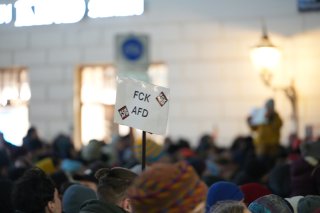 Demo-Schild in Menschenmenge