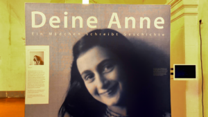 Ausstellungsmotiv, Porträt Anne Frank.