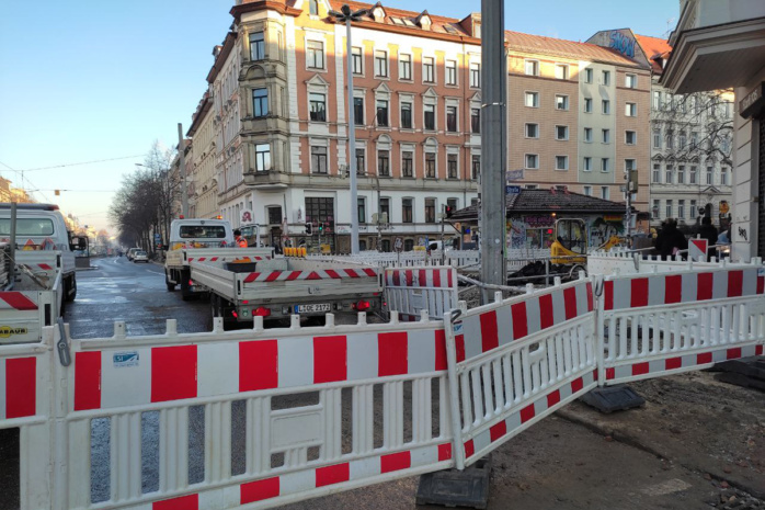 Absperrung an der Karl-Liebknecht-Straße Ecke Kurt-Eisner-Straße in Leipzig nach Rohrbruch