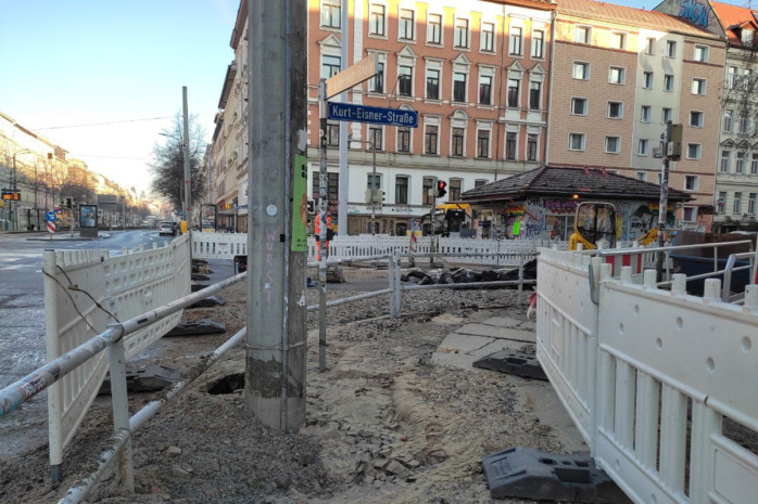 aufgerissene Straße an der Karli Ecke Kurt-Eisner-Straße in Leipzig nach Rohrbruch wegen Kälte