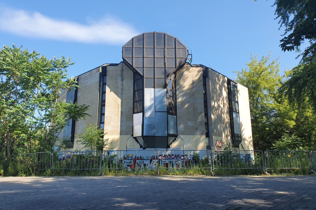 Künftiger Standort des Naturkundemuseums: der ehemalige Bowlingtreff am Wilhelm-Leuschner-Platz. Foto: Jeremy Kuleman