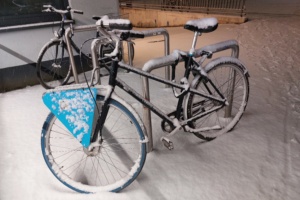 ein eingeschneites Fahrrad am 17. Januar 2024 in Leipzig