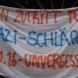Plakat mit der Aufschrift "Kein Zutritt für Nazi-Schläger – 11.1.16 – Unvergessen" am 18. Januar 2024 vor einem Hausprojekt in Lindenau in Leipzig