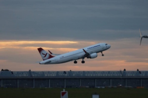 Flieger startet in der Dämmerung.