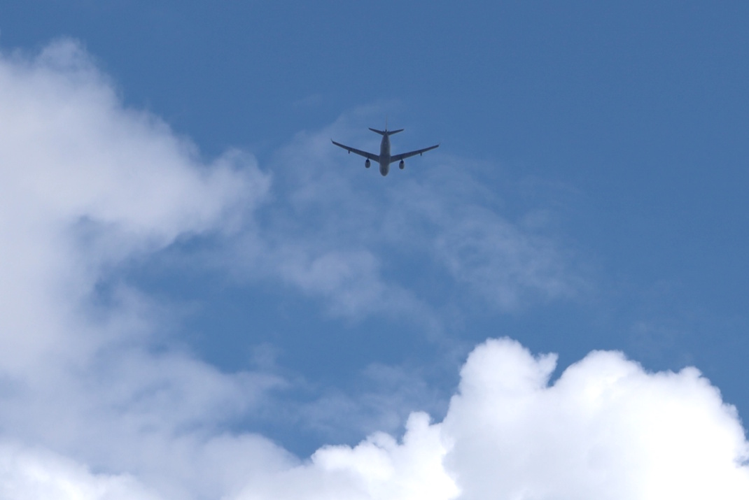 Flugzeug beim Abkürzen über Leipziger Stadtgebiet. Foto: Ralf Julke