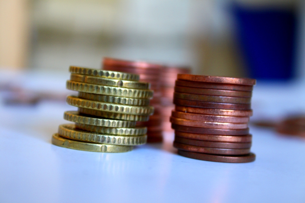 Aufgestapelte Centstücke, Nahaufnahme.