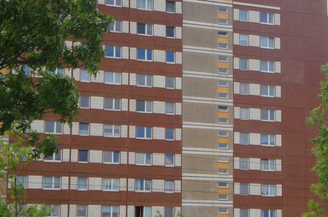 Hochhaus, Wohnblock mit vielen Einheiten, rot.