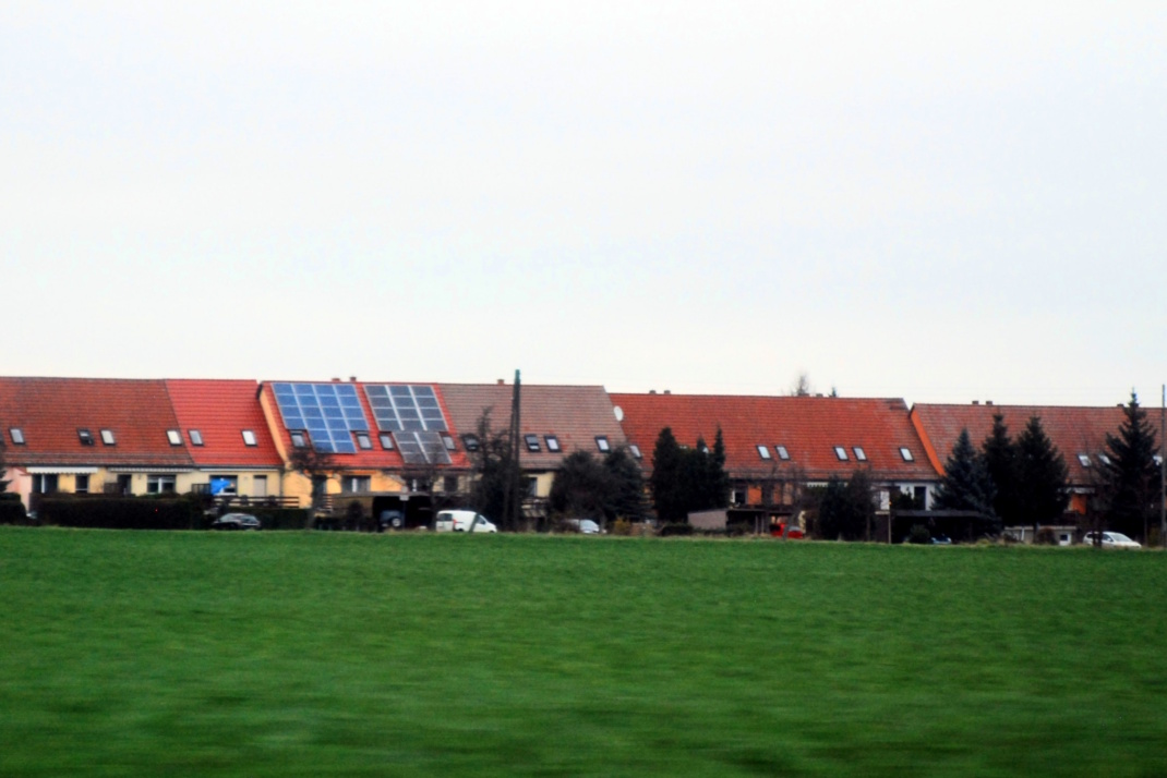 Eigenheimsiedlung, grüne Wiese.