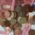 Zehn-Euro-Scheine und Centmünzen übereinander.