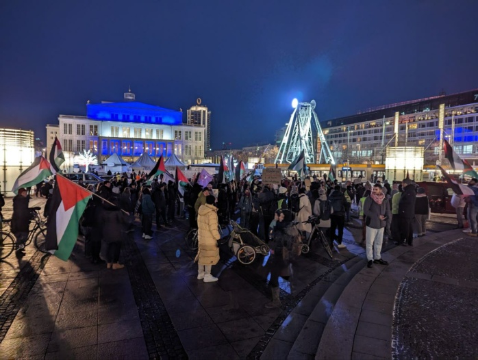 Rund 250 Menschen demonstrierten auf dem Augustusplatz unter dem Motto "Stopt den Genozid in Gaza!". Foto: Yaro Allisat