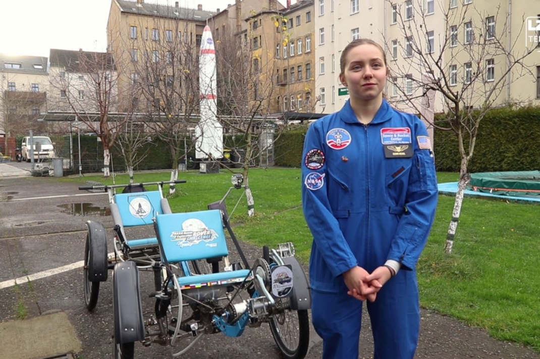Person in blauem Astronauten-Anzug.