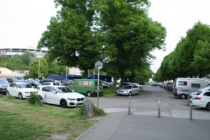 Bis jetzt ein reiner Parkplatz: der Stadionvorplatz. Foto: Ralf Julke