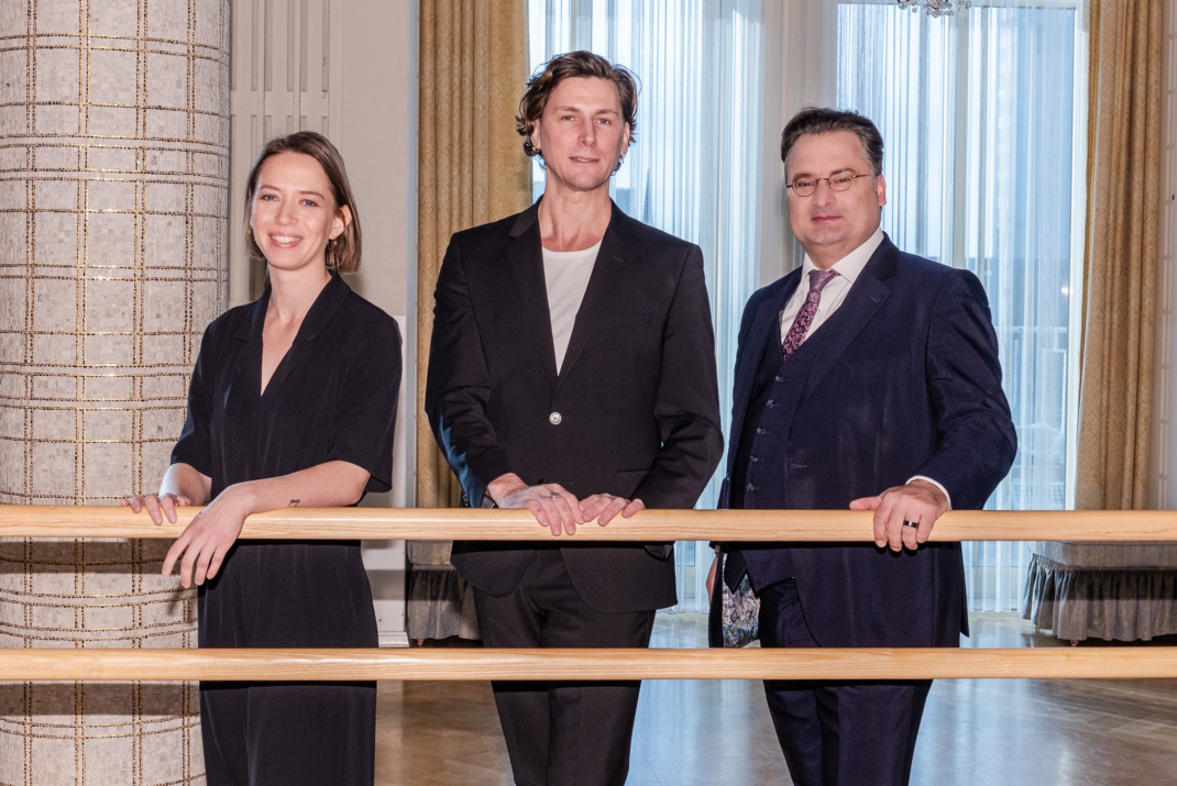 Tobias Wolff, Intendant der Oper Leipzig (re) zusammen mit Rémy Fichet, dem Kurator des Internationalen Ballettfestivals »Leipzig tanzt!« 24 und der Leiterin des Rahmenprogramms Anna Elisabeth Diepold. Foto: Kirsten Nijhof