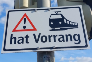Schild, das Straßenbahnvorrang kennzeichnet.