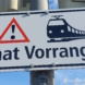 Schild, das Straßenbahnvorrang kennzeichnet.