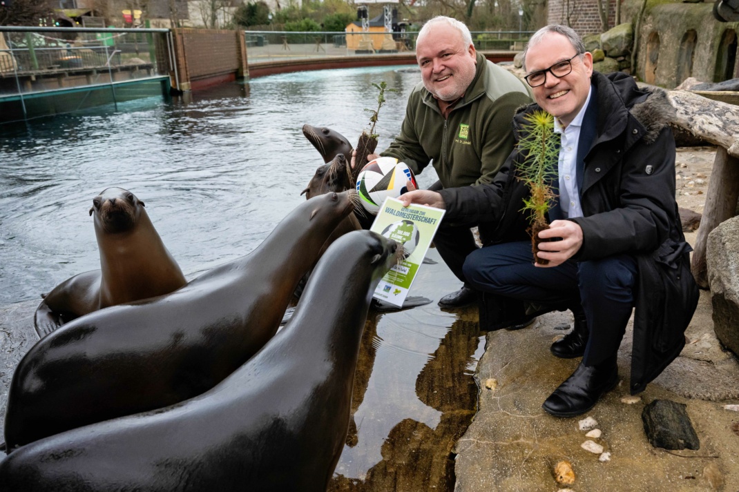 Zoodirektor Prof Junhold übergibt die Urkunde an Messechef Martin Buhl-Wagner bei den balllaffinen Seelöwen @ Leipziger Messe