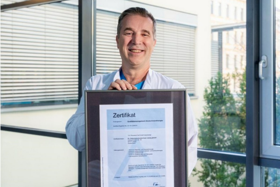 Dr. René Böttcher, Leitender Oberarzt der Klinik für Anästhesiologie, Intensiv- und Schmerztherapie, präsentiert das vom TÜV Rheinland ausgestellte neue Zertifikat „Qualitätsmanagement Aktschmerztherapie“. Foto: Kay Zimmermann