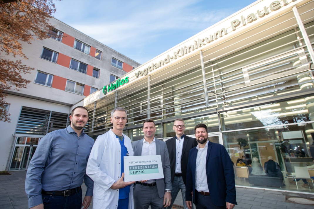Ralph Junghans (Klinikgeschäftsführer Helios Vogtland-Klinikum Plauen), Dr. med. Christian Bietau (Chefarzt Innere Medizin II, Helios Vogtland-Klinikum Plauen), Prof. Dr. med. Holger Thiele (Chefarzt der Universitätsklinik für Kardiologie – Helios Stiftungsprofessur am Herzzentrum Leipzig), Matthias Wolf (Klinikgeschäftsführer Helios Klinikum Aue) und Matthias Hirsekorn (Klinikgeschäftsführer Herzzentrum Leipzig und Helios Klinik Köthen). Foto: Ellen Liebner