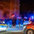 Menschen mit Deutschlandflagge, im Vorderung Polizeiautos