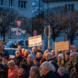 Kundgebung, Menschen mit Schildern demonstrieren.