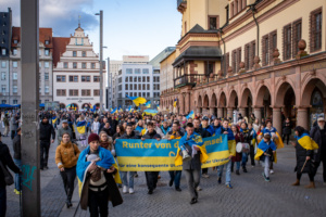 Demo für die Ukraine, Menschen mit Flaggen am Alten Rathaus.