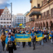 Demo für die Ukraine, Menschen mit Flaggen am Alten Rathaus.