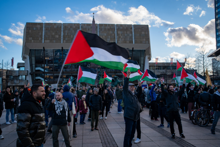 Palästina-Demo, Platz mit Menschen.