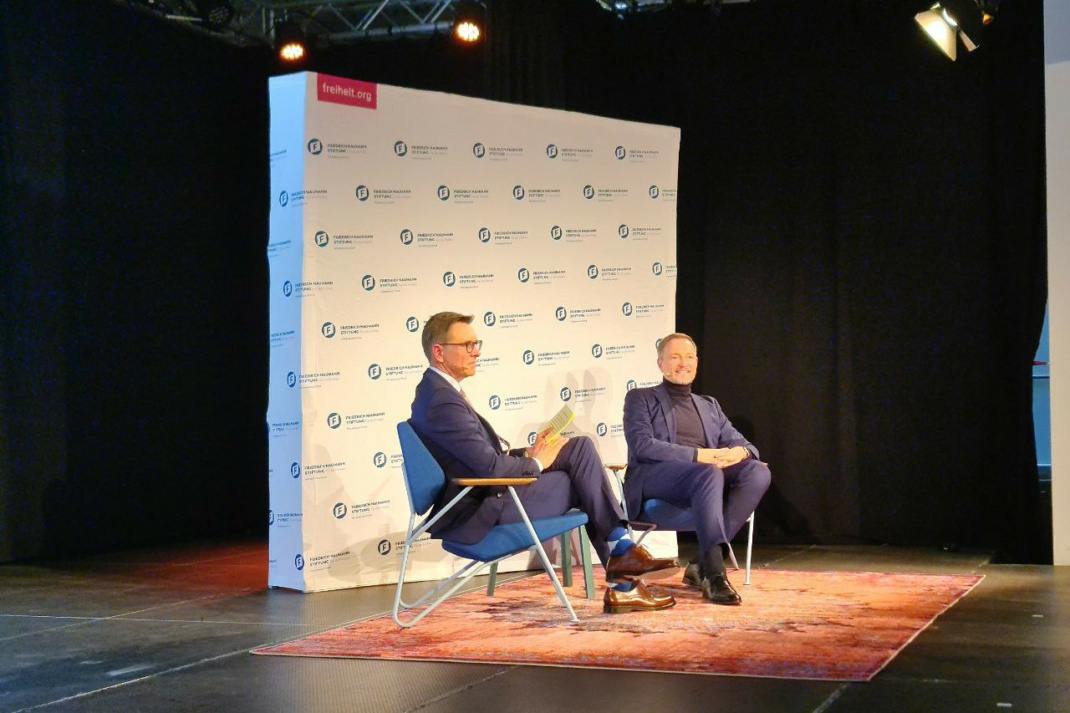 Zwei Personen auf Podium.