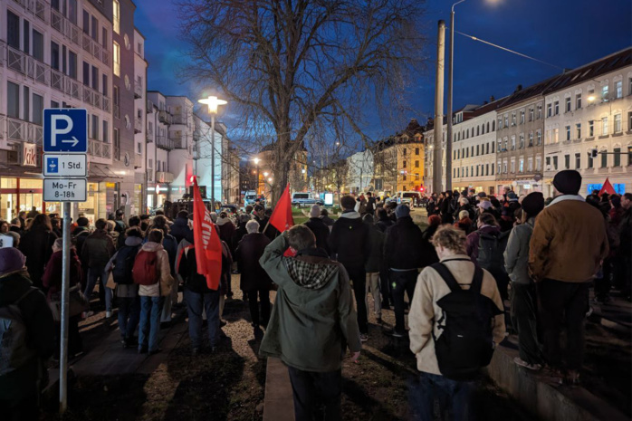 Gruppe von Menschen, zu sehen von hinten