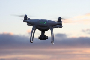 Drohne vor dämmerndem Himmel in der Luft.