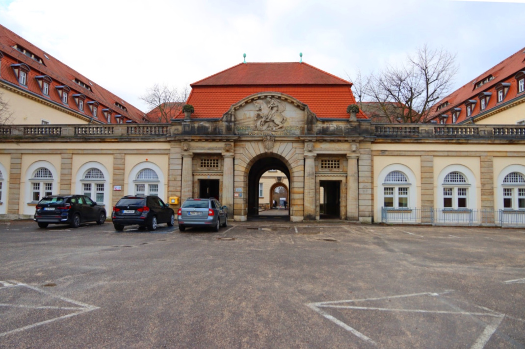 Eingang St. Georg von außen.