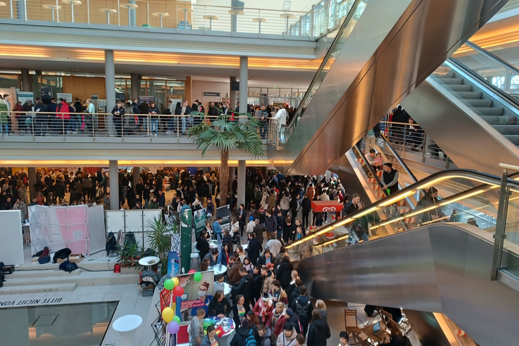 Volles Haus, viele Menschen drängen sich.