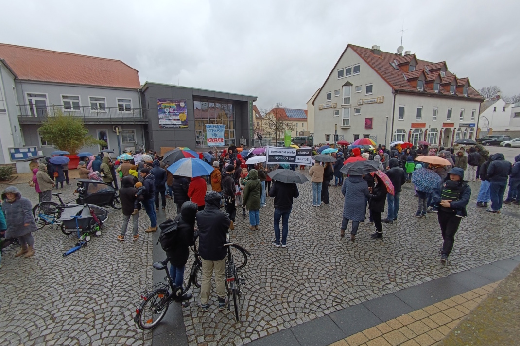 Demonstration, Menschen auf Platz.