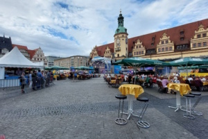 Blick auf den Marktplatz mit Ständen und Altem Rathaus.