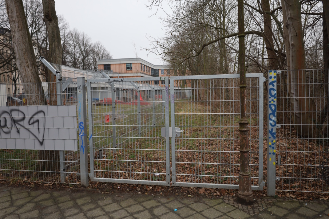 Eisernes Tor, Bäume und Wiese.