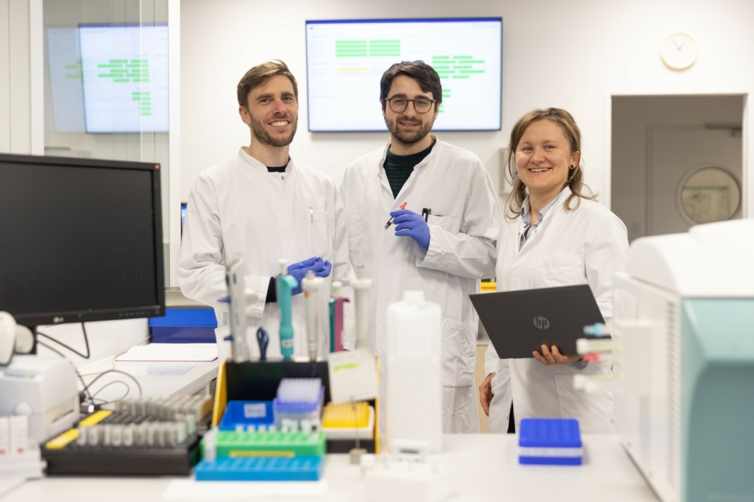 Dr. Daniel Steinbach, Martin Federbusch und Maria Schmidt (v.l.n.r.) gehören zum AMPEL-Kernteam. Sie entwickeln AMPEL weiter zu einer digitalen Infrastruktur, die klinische KI-Anwendungen in der Routineversorgung ermöglicht. Ihre Studie zur Vorhersage einer Sepsis anhand des kleinen Blutbildes ist nun im weltweit führenden Journal für Labormedizin „Clinical Chemistry“ veröffentlicht worden. Foto: Stefan Straube / UKL