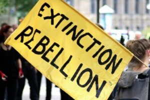 Schild mit der Aufschrift Extinction Rebellion