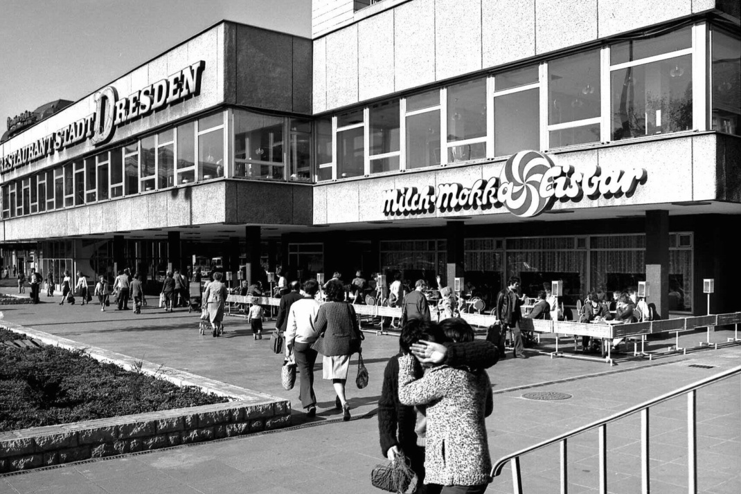 Restaurant „Stadt Dresden“ und Freisitz der Milch-Mokka-Eisbar in Leipzig, 1977 © Stadtarchiv Leipzig, Foto: Herbert Lachmann