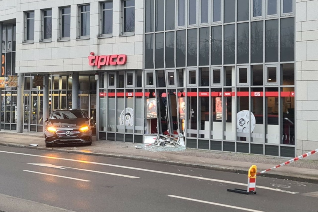 Auto ist in Gebäude gekracht